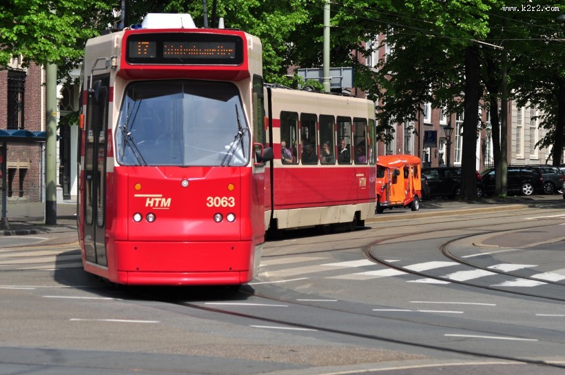 公路上的红色巴士图片