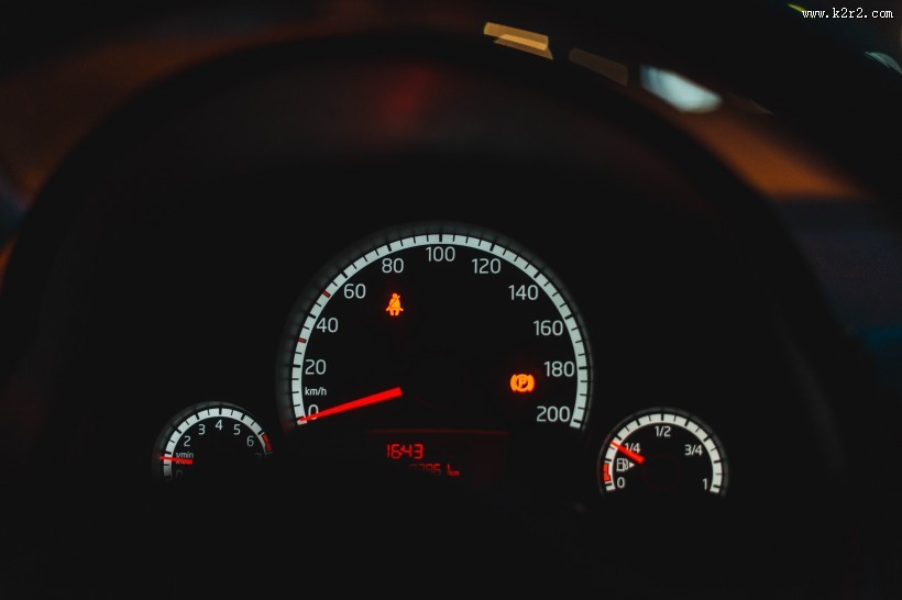 汽车的仪表盘图片