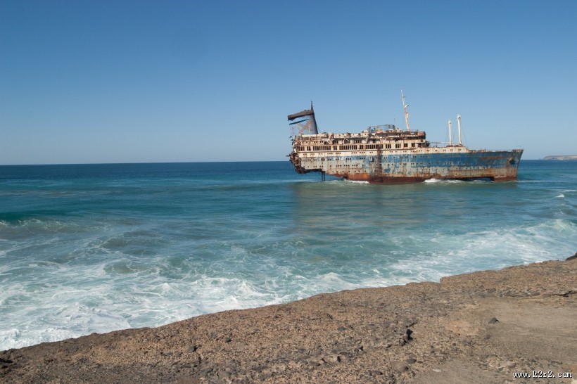 破旧的轮船图片