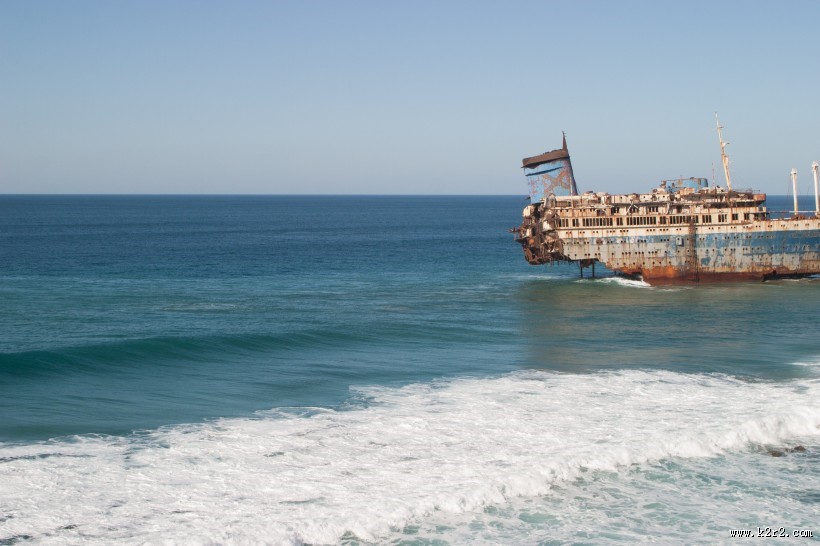 破旧的轮船图片