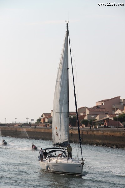 海面航行的帆船图片