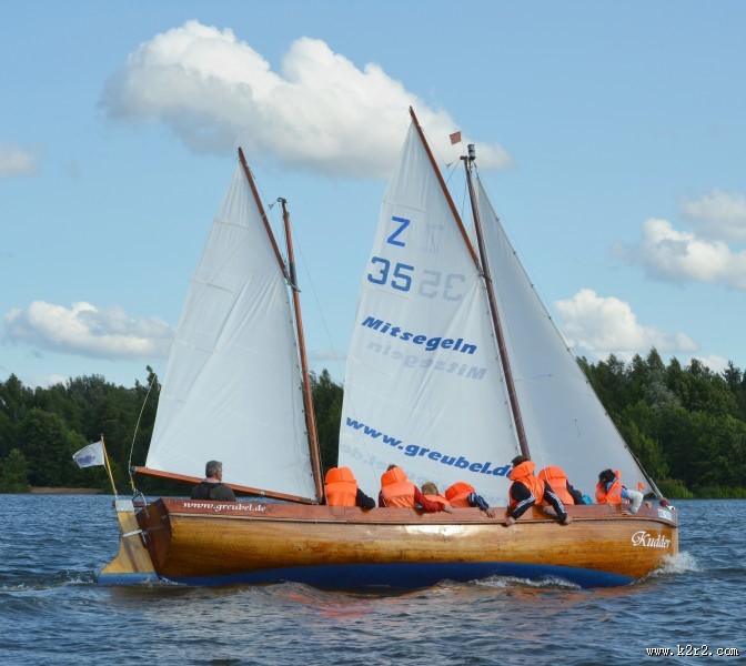 海面航行的帆船图片