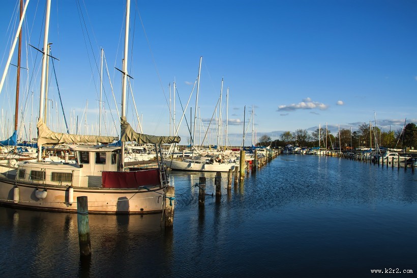 停泊在码头的船舶图片