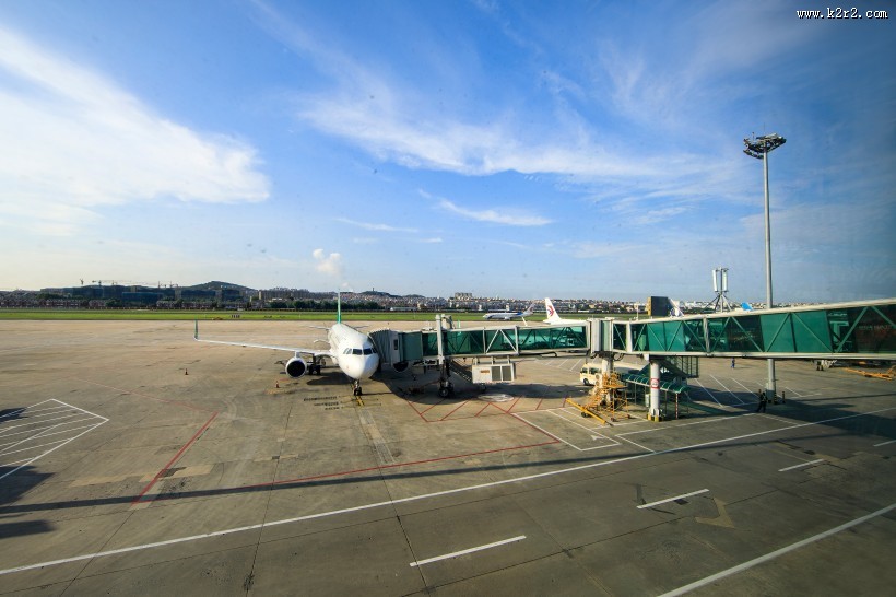 飞机场上的飞机图片