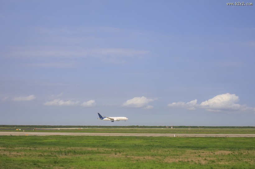 飞机场上的飞机图片