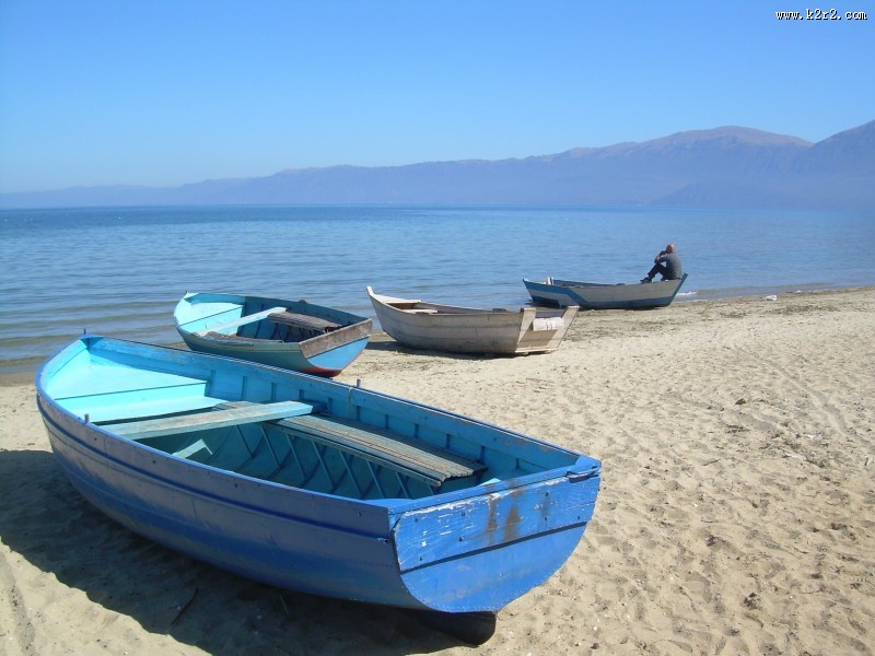 停泊在岸边的小船图片