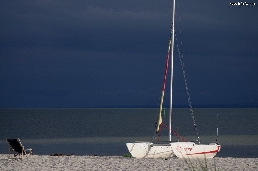 停泊在岸边的小船图片