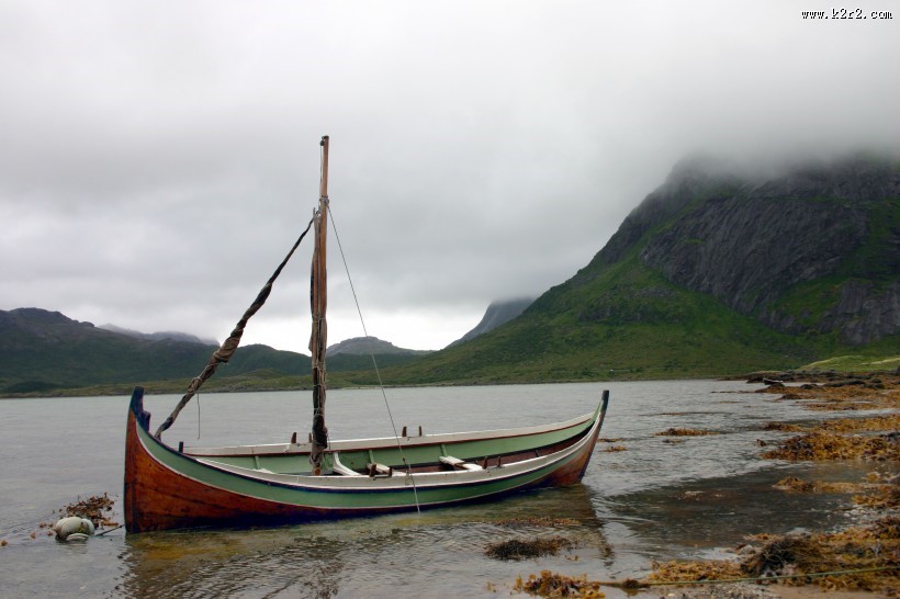 停泊在岸边的小船图片