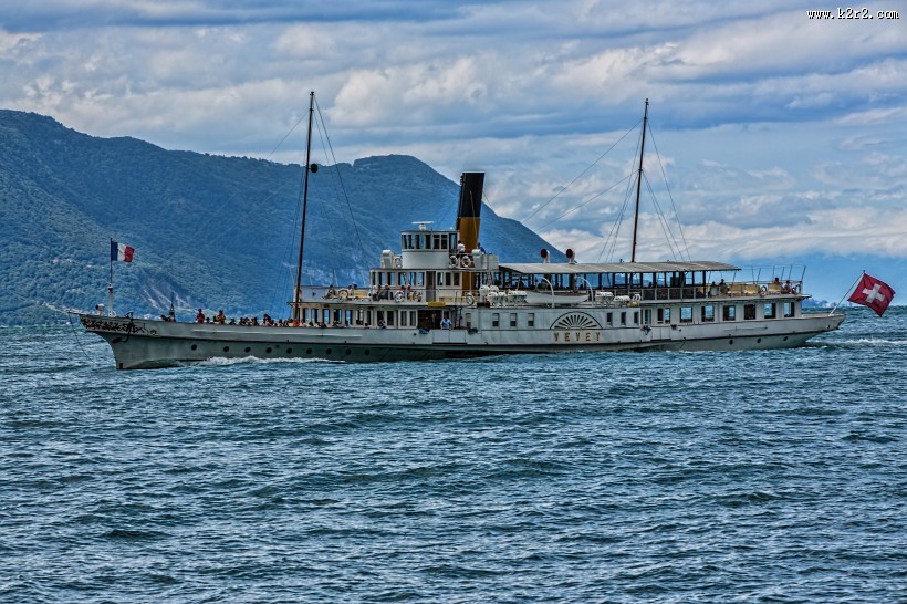 正在航行的轮船图片