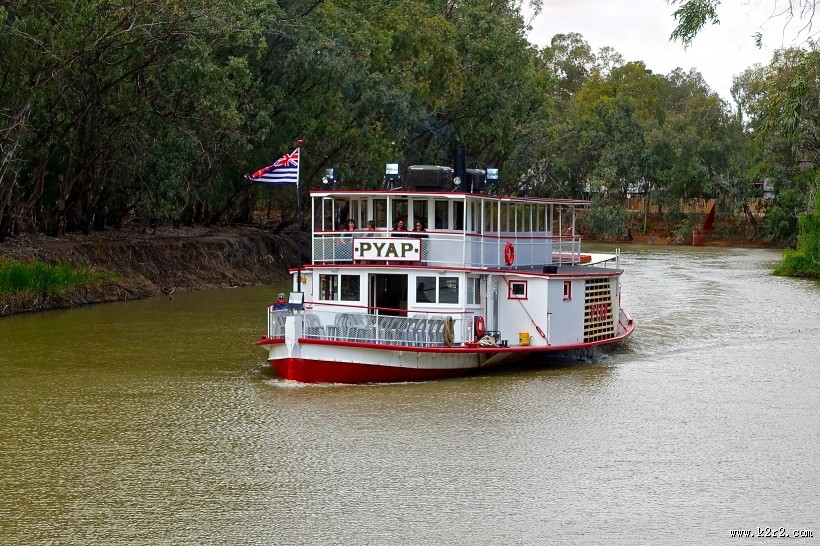 正在航行的轮船图片