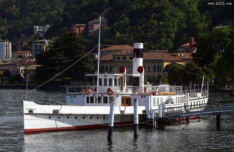 正在航行的轮船图片