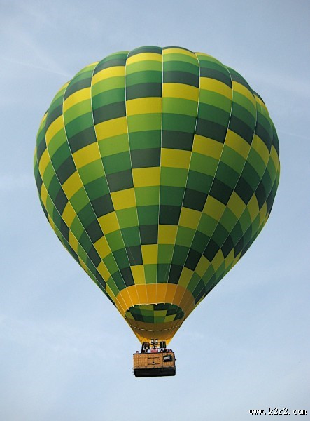 一个空中飘荡的热气球图片大全