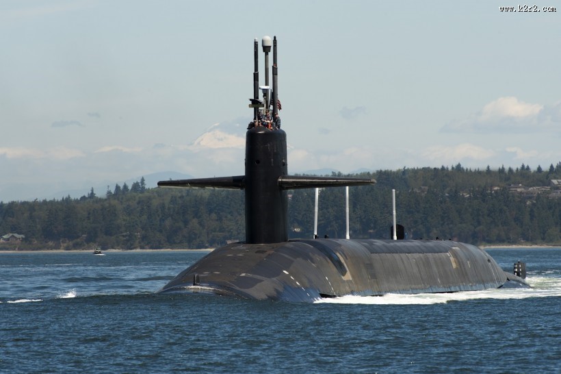 水中的潜艇图片