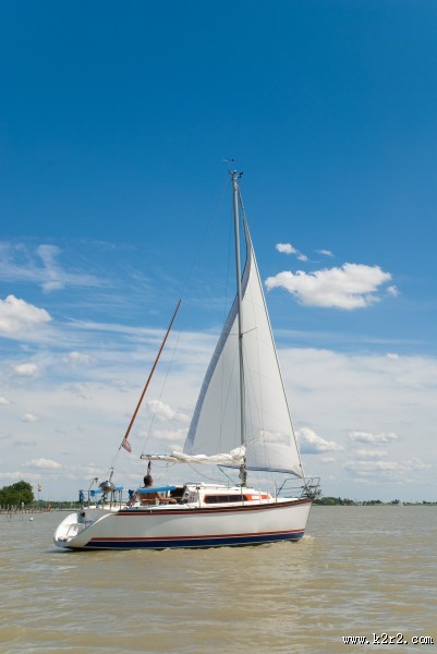 海上航行的白帆船图片