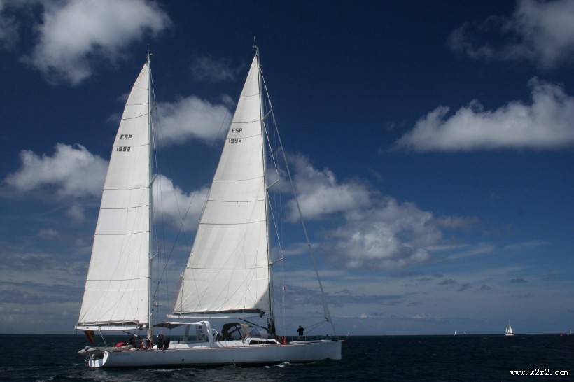 海面航行的白帆船图片大全