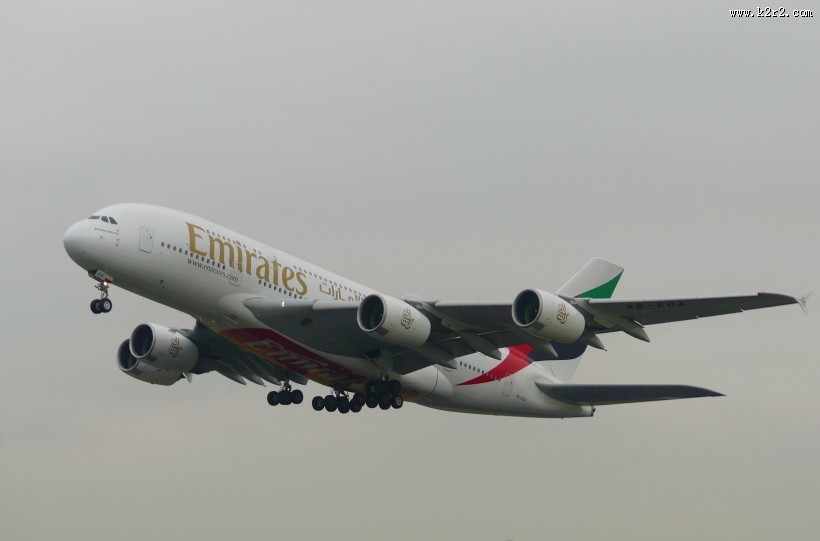 刚起飞的民航客机图片