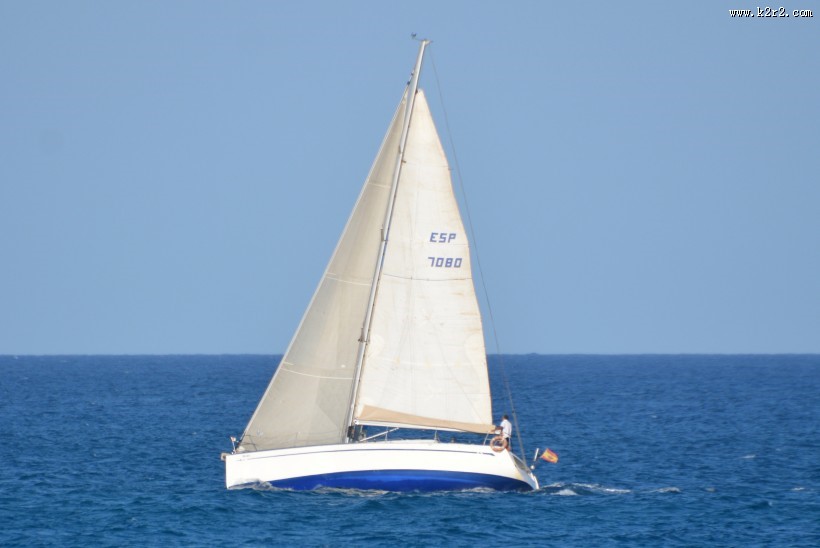 海面航行的帆船图片