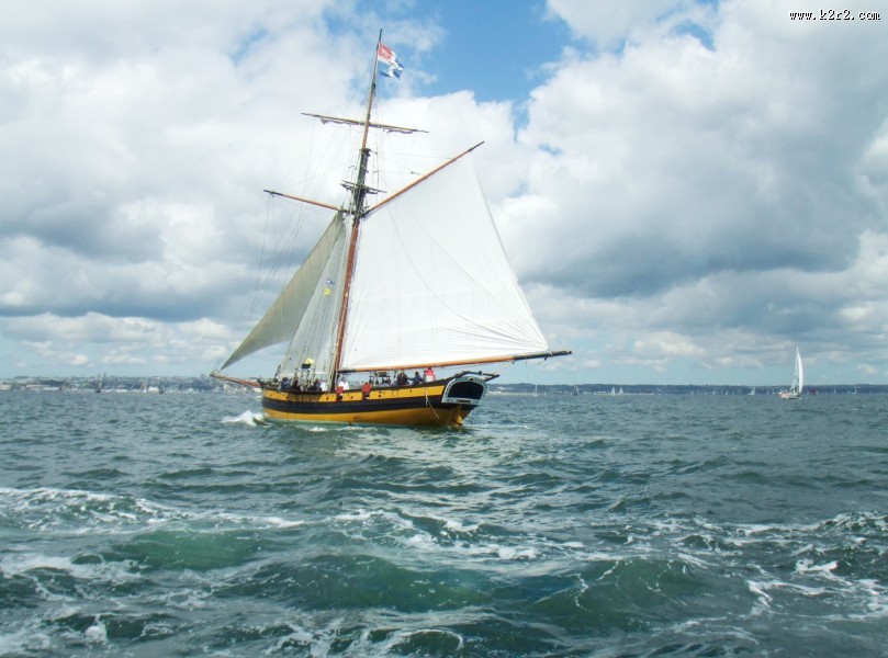 海面的帆船图片