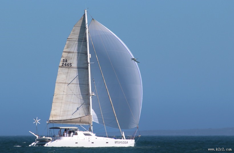 航行的帆船图片