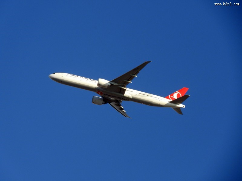 天空中的民航客机图片