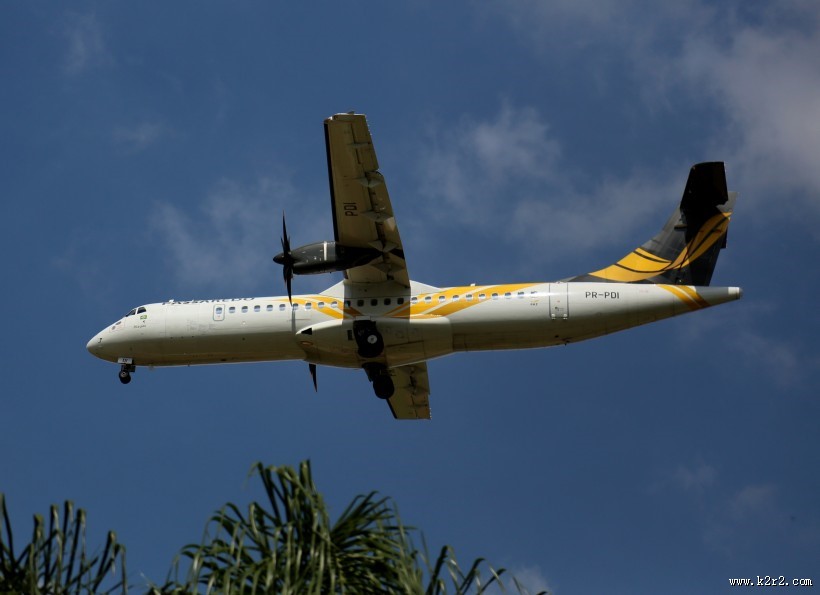 天空中的民航客机图片