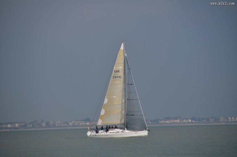 航行的帆船图片