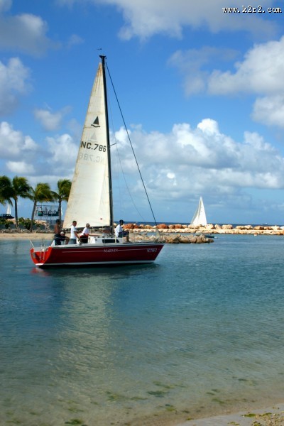 航行的帆船图片