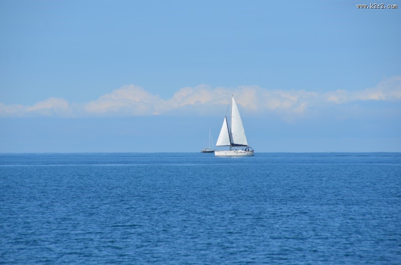 航行的帆船图片