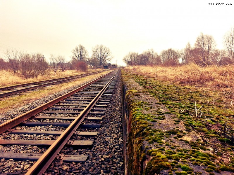 坚固的铁轨图片