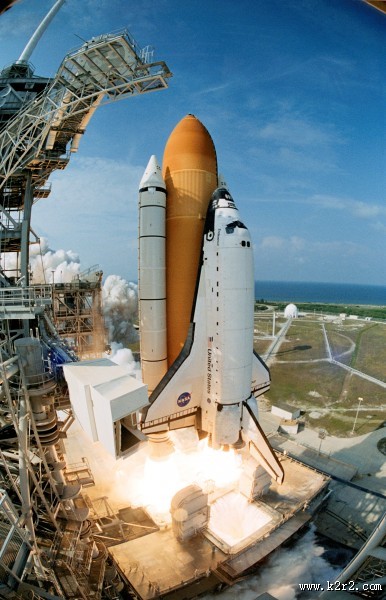 发射升空的火箭图片