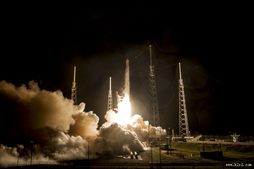 发射升空的火箭图片