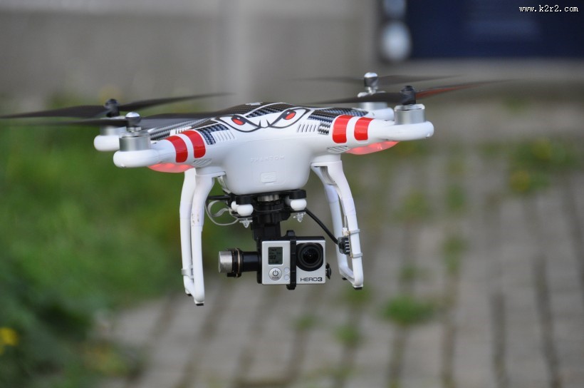 空中的四轴遥控无人机图片