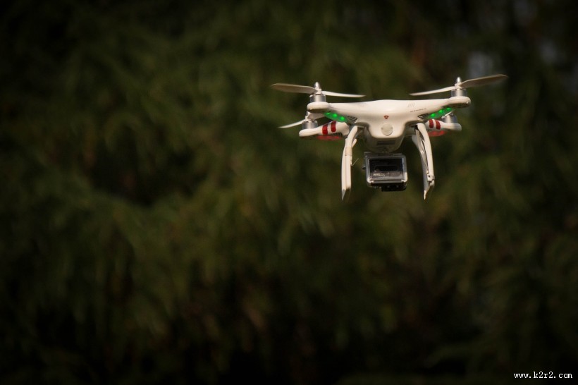 空中的四轴遥控无人机图片