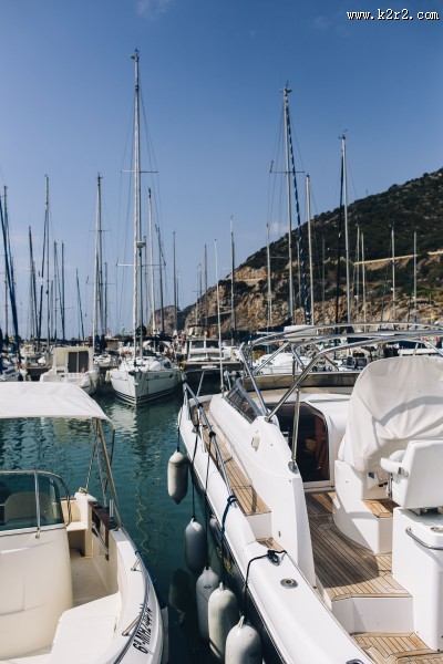 泊满船只的港口图片