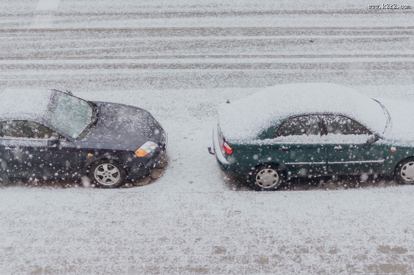 积雪道路上的汽车图片