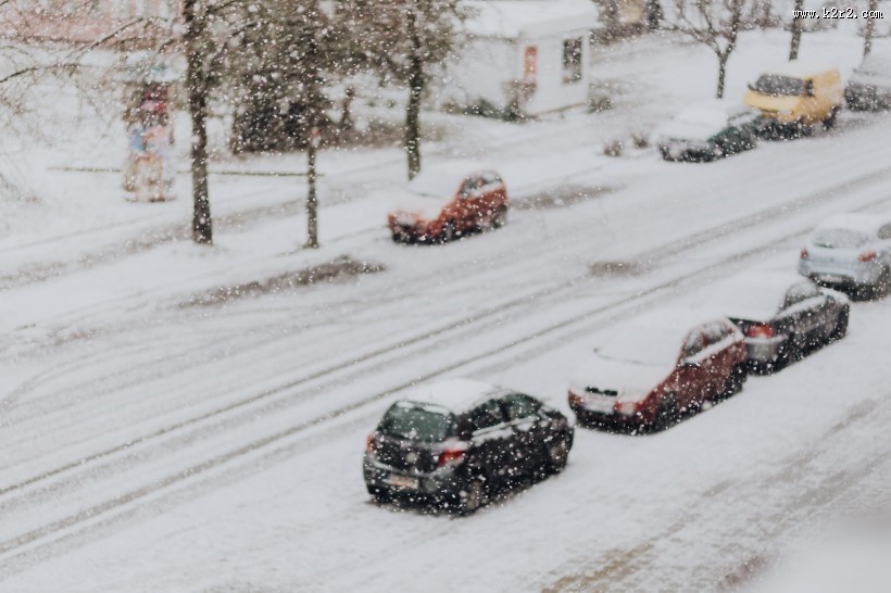 积雪道路上的汽车图片