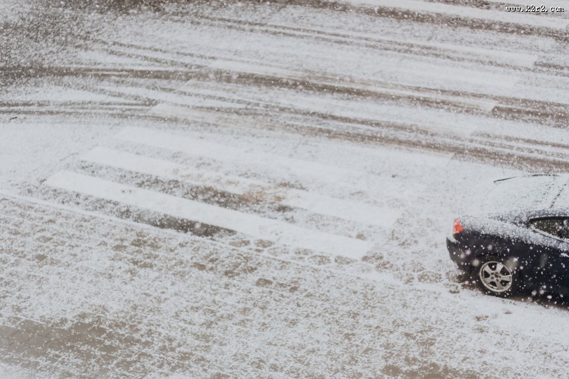 积雪道路上的汽车图片