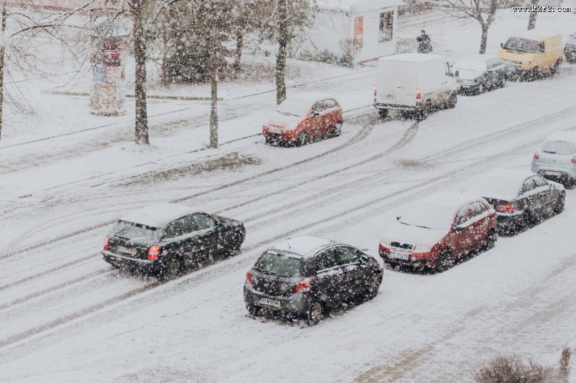 积雪道路上的汽车图片