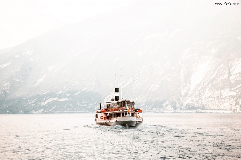 水面上的船图片