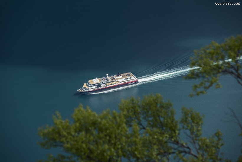 水面上的船图片