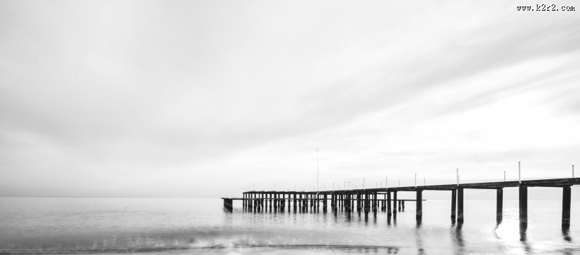 海面上的桥图片