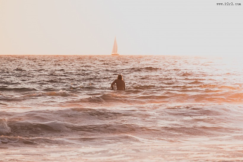 行驶的帆船图片大全