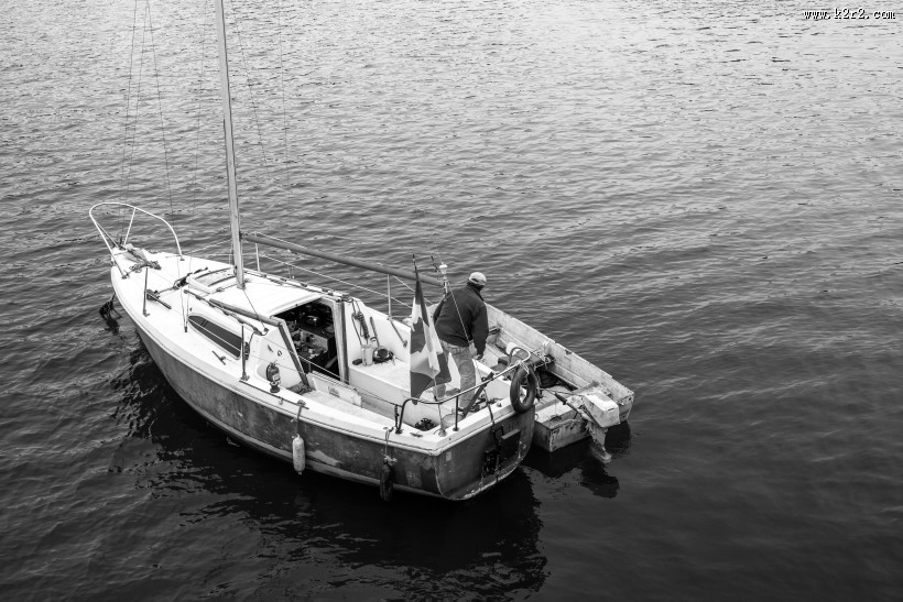 行驶的帆船图片大全