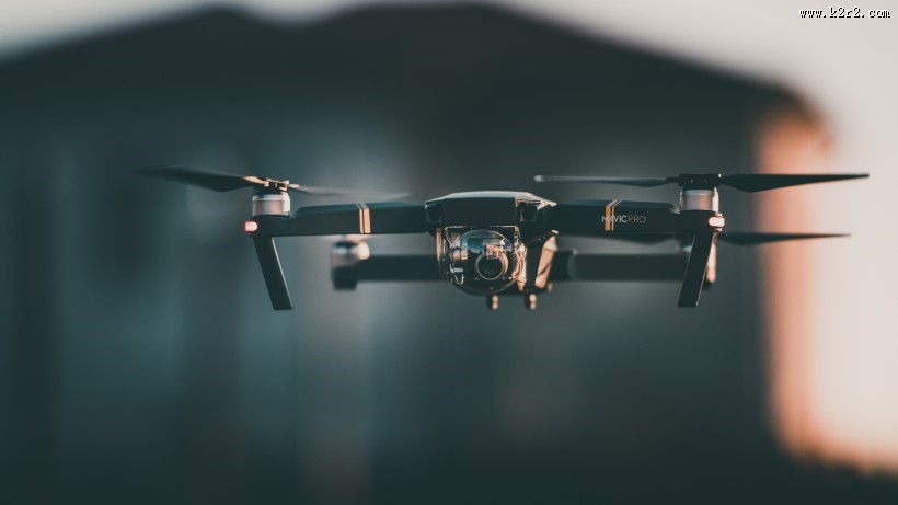 飞行的无人机图片