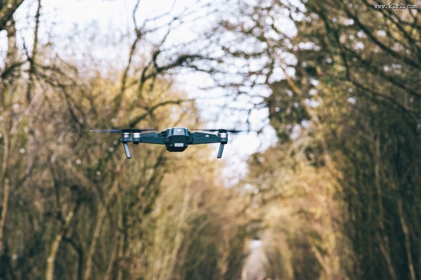 飞行的无人机图片