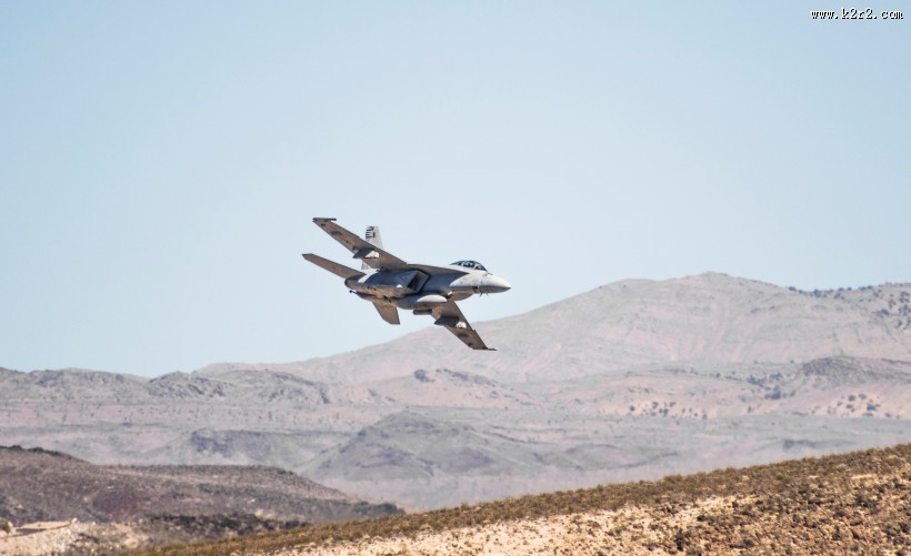 空中的战斗机图片