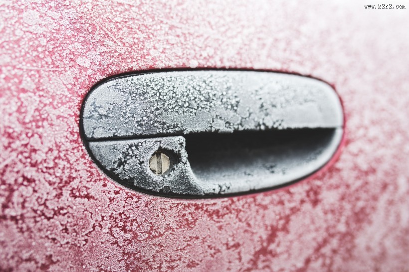 冬天红色的车结霜图片