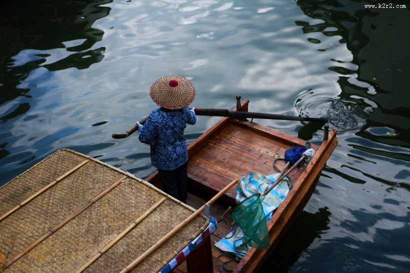水面上的船的图片