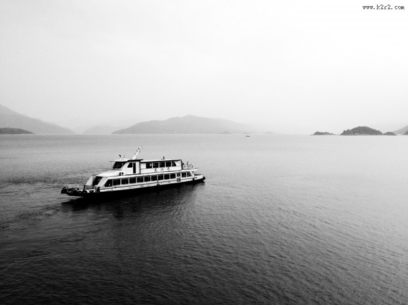 水面上的船的图片