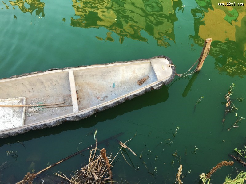 水面上的船的图片